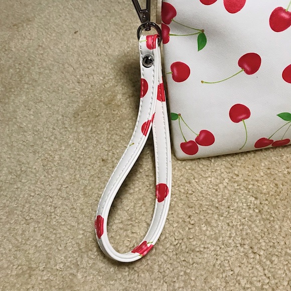 🆕🔥CC/CHARMING CHARLIE SUPER CUTE WRISTLET/MAKE UP BAG WHITE&CHERRIES NWT!! - Picture 8 of 14